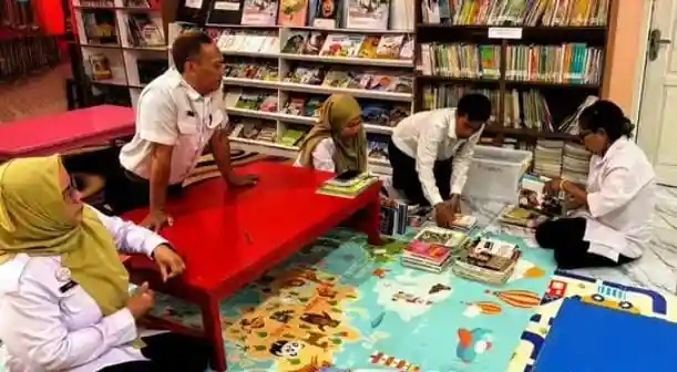 Kolaborasi DPK Bontang dan SDN 001 BS, Jalankan Program Silang Layan Buku Melalui  Mobil Perpustakaan Keliling