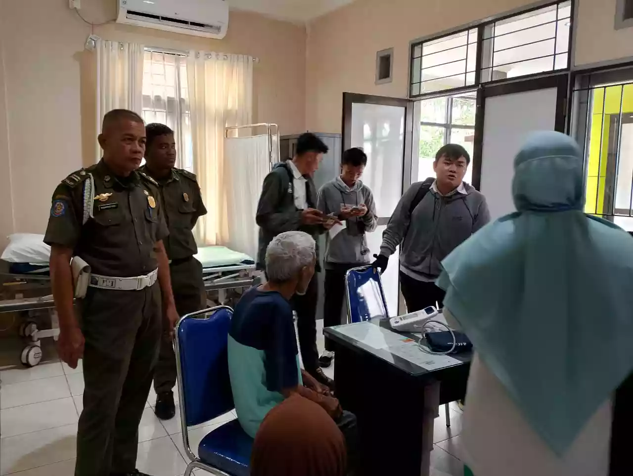 Mengamuk di Jembatan Baru Selambai Loktuan, ODGJ Diamankan Satpol PP