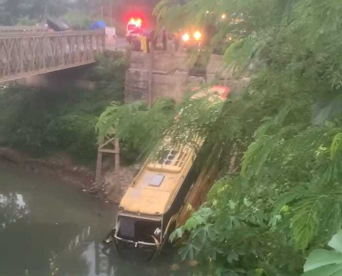 Bus Pulau Indah Jaya Terjun ke Sungai, Satu Penumpang Meninggal dan Belasan Lain Alami Luka