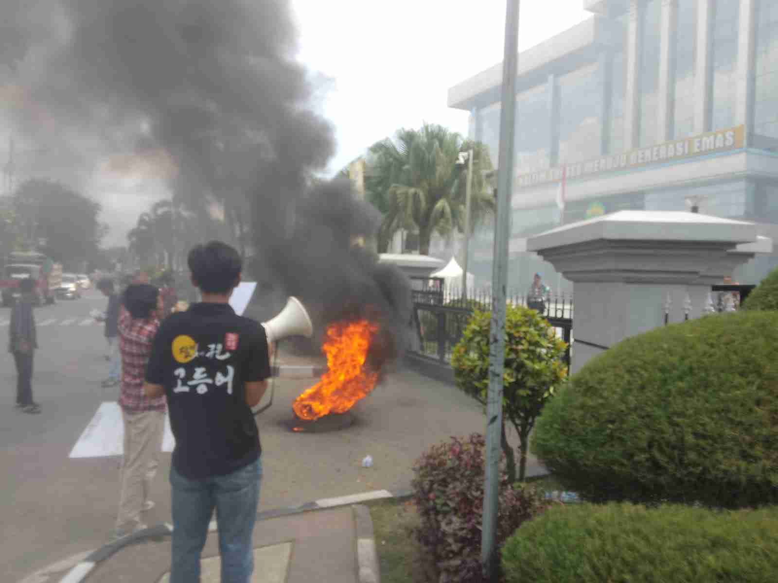 BREAKING NEWS: AMAK Kaltim Bergerak dari Taman Samarendah, Bakar Ban di Depan Pintu Masuk Kantor Gubernur