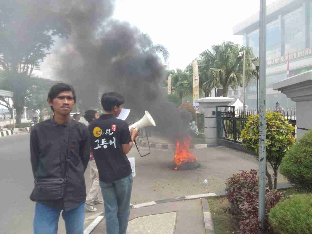 BREAKING NEWS: AMAK Kaltim Bawa Tiga Tuntutan, Wakil Pemprov Temui Pengunjuk Rasa