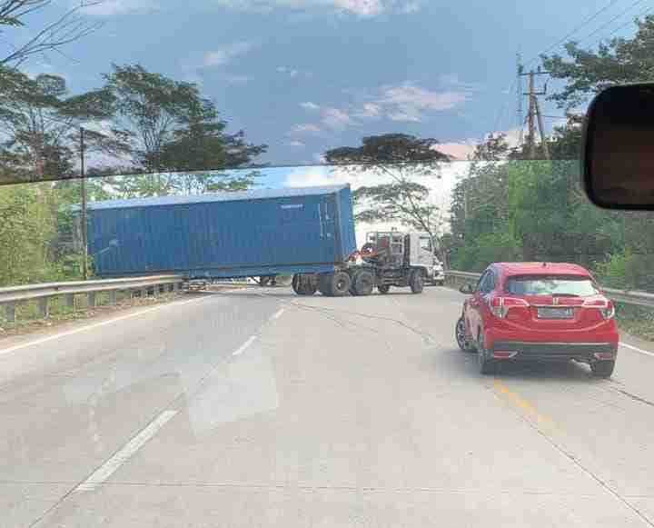 Truk Tabrak Pagar Pembatas Jalan di Gunung Menangis Jalan Poros Bontang-Samarinda, Kemacetan Panjang Tak Terhindarkan