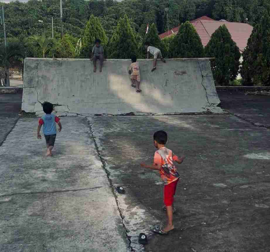 Sempitnya Tempat Bermain di Loktuan Bontang: Kami Enggak Takut Kalau Ketabrak