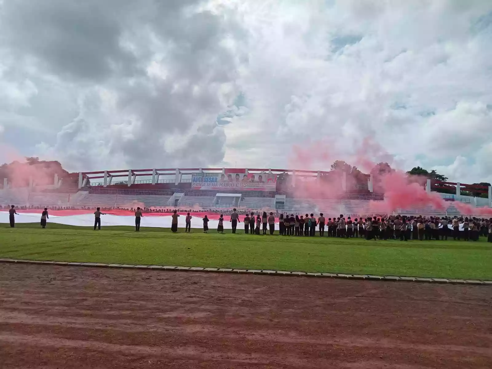 Kwarcab Bontang Bentang Bendera 63 Meter di Hari Pramuka ke-63