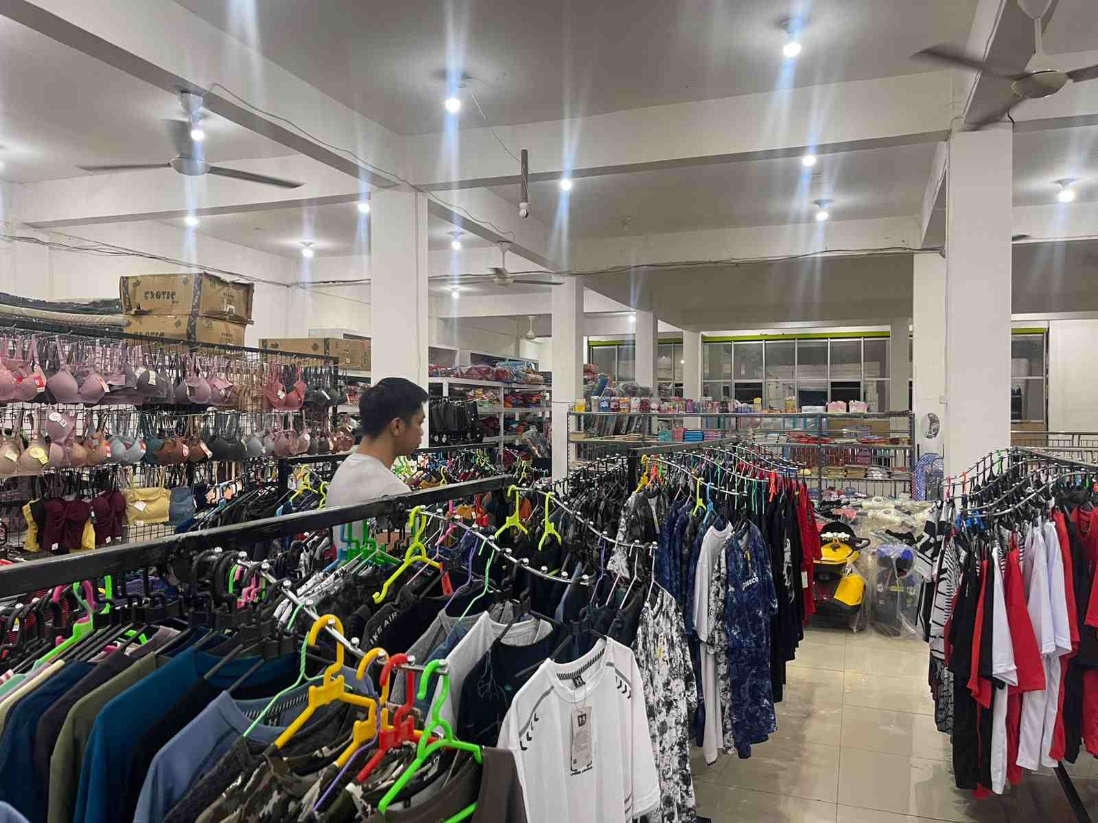 Cara Pedagang Pakaian Bontang Cari Cuan: Live di TikTok Shop