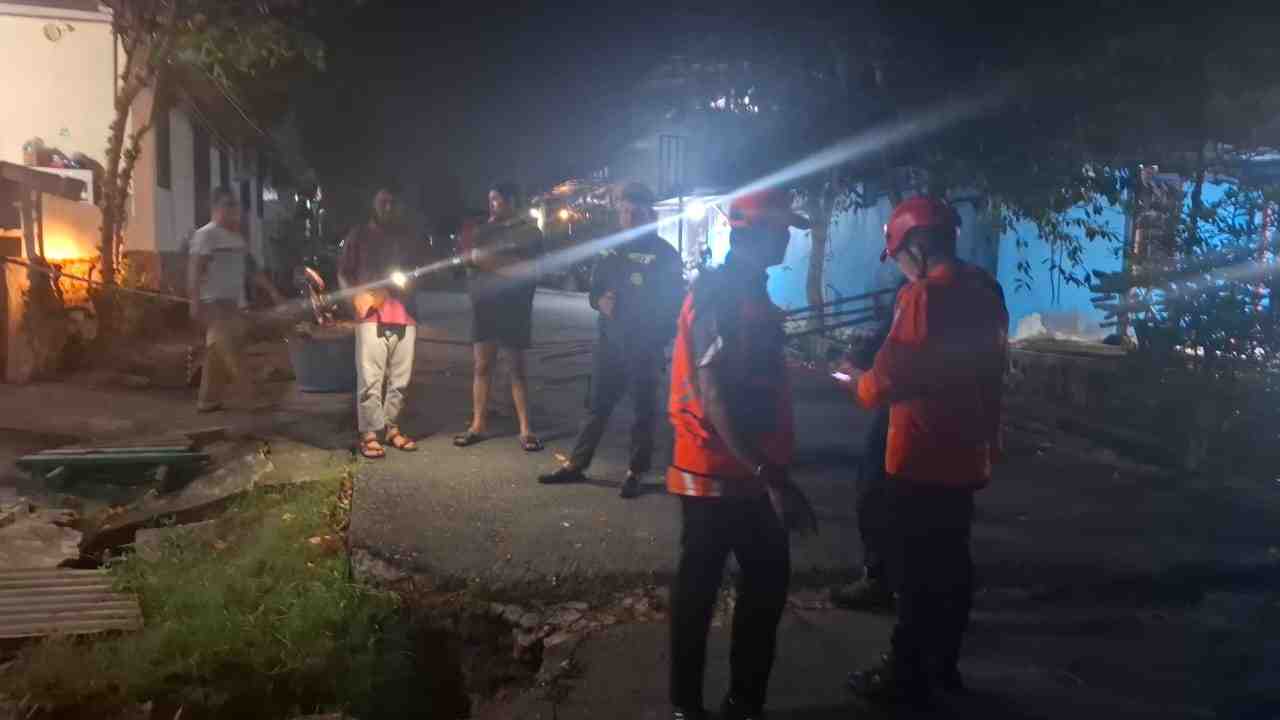 BREAKING NEWS: Jalan Gunung Tinombala 2 Bontang Diduga Alami Sinkhole
