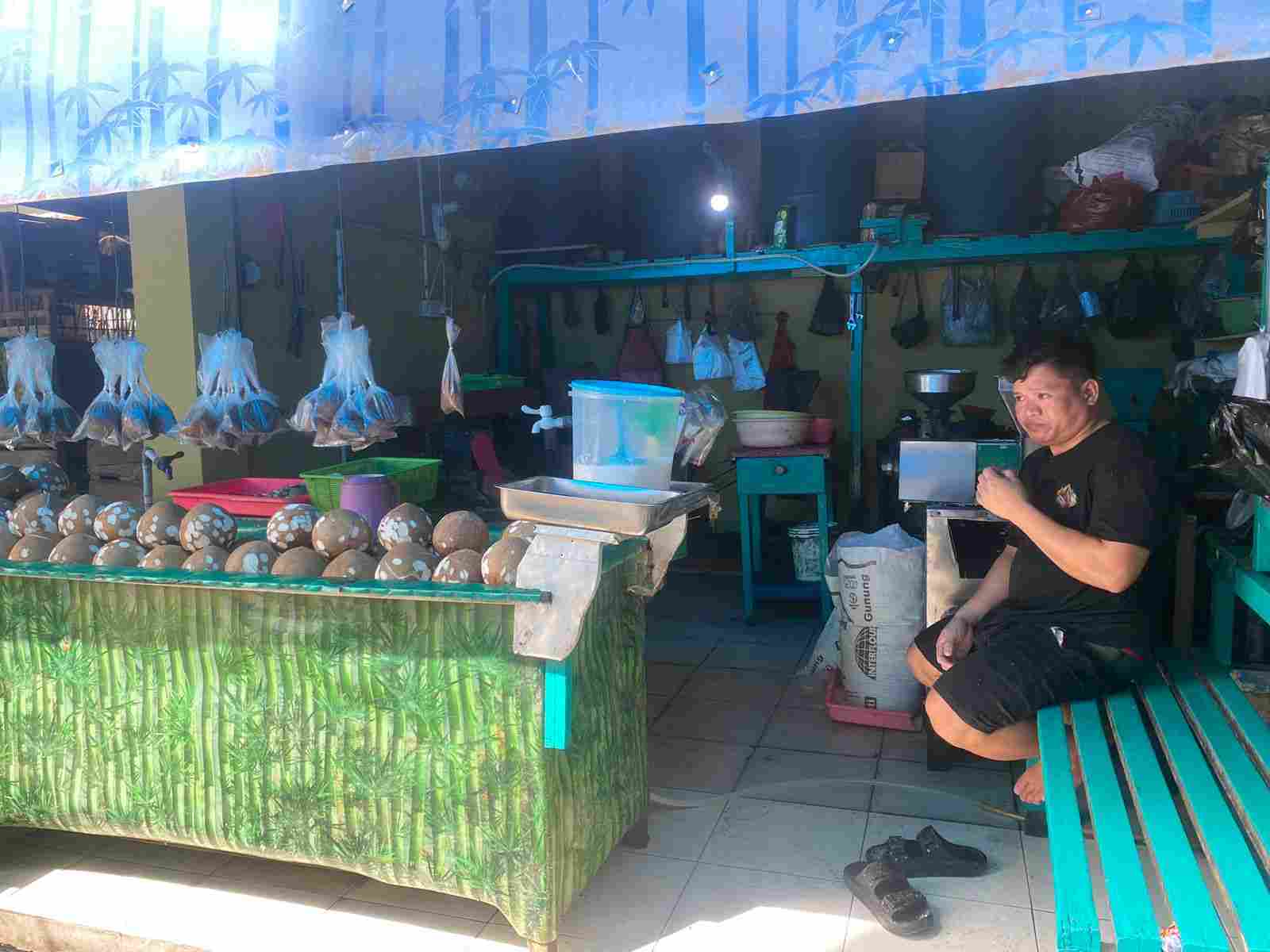 Kelapa Semakin Sulit Dicari, Penjual: Harus Ngambil Dari Sulawesi