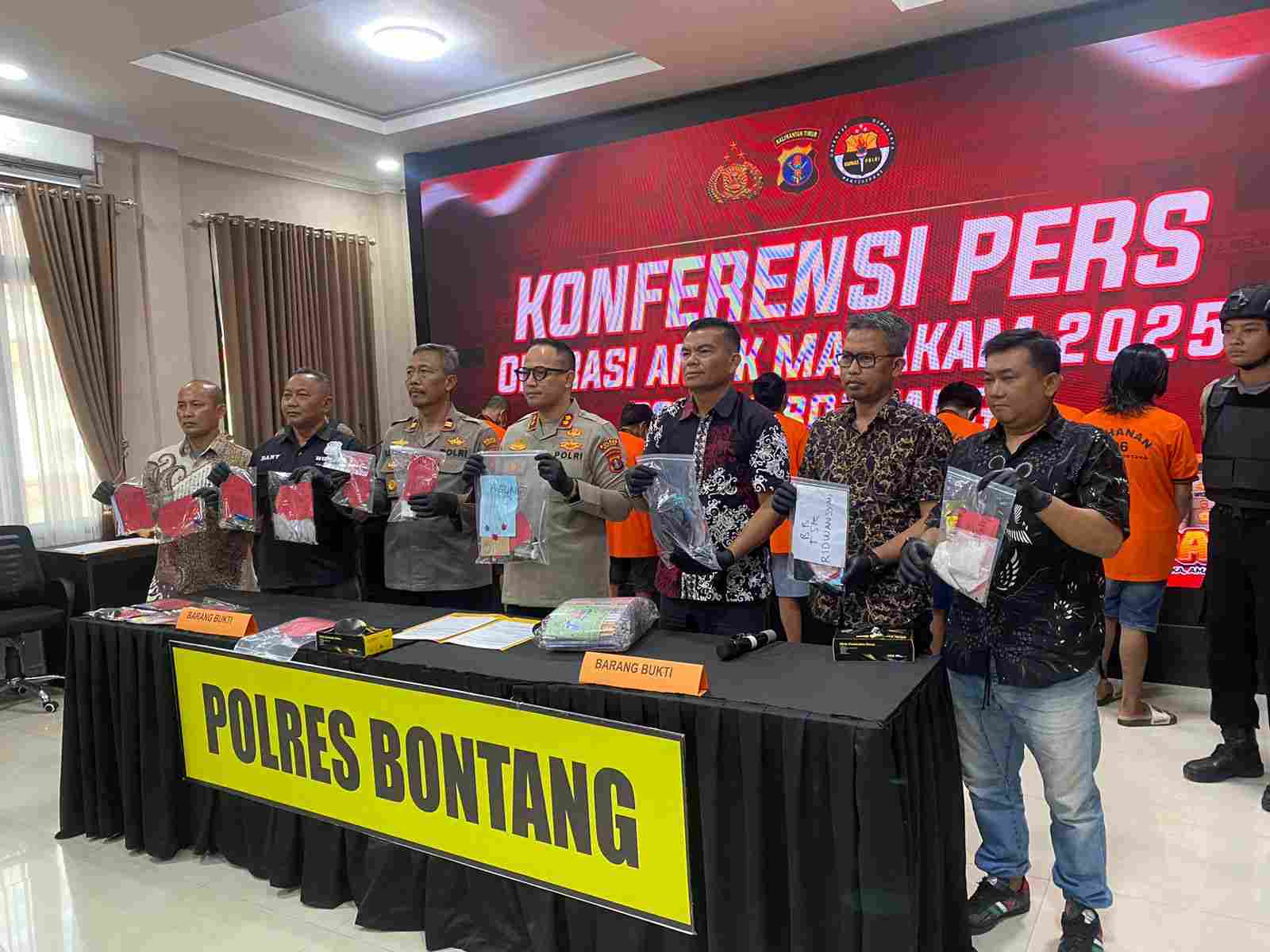 10 Pengedar Narkoba Pakai Sistem Jejak, Sabu Dibungkus Dalam Sedotan