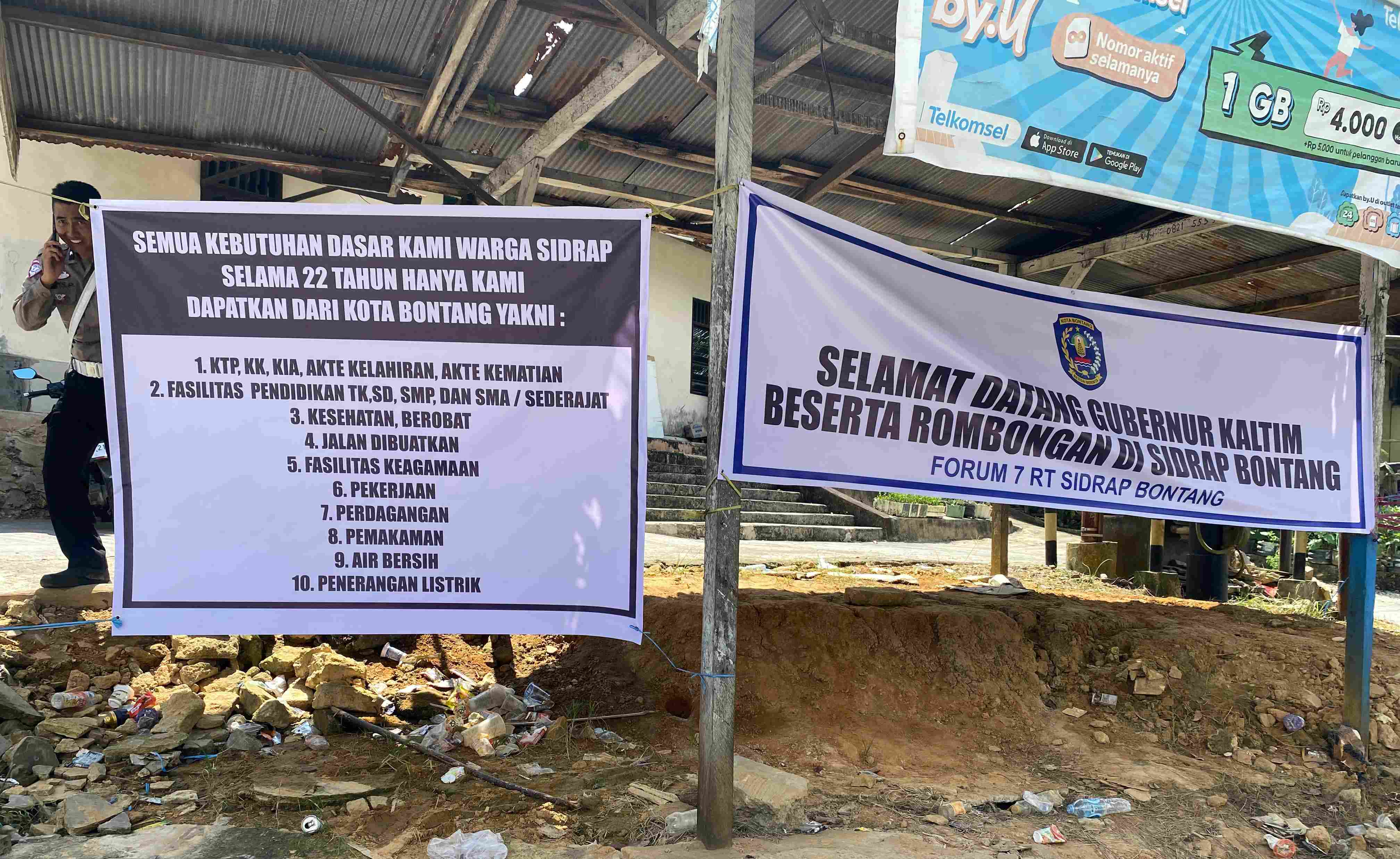 BREAKING NEWS: Dua Spanduk Terbentang Sebelum Gubernur Kaltim Tiba di Dusun Sidrap, Apa Isinya?