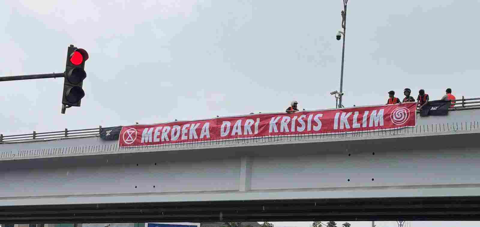 Aktivis Lingkungan Bentangkan Spanduk "Merdeka dari Krisis Iklim" di Flyover Air Hitam Samarinda