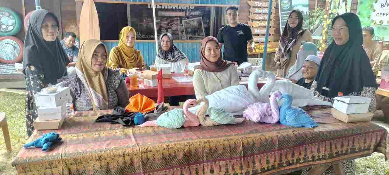 Dari Napkin Hingga Towel Folding: Seni Melipat Serbet dan Handuk yang Jadi Jurus Homestay di Desa Sangkuliman Kukar
