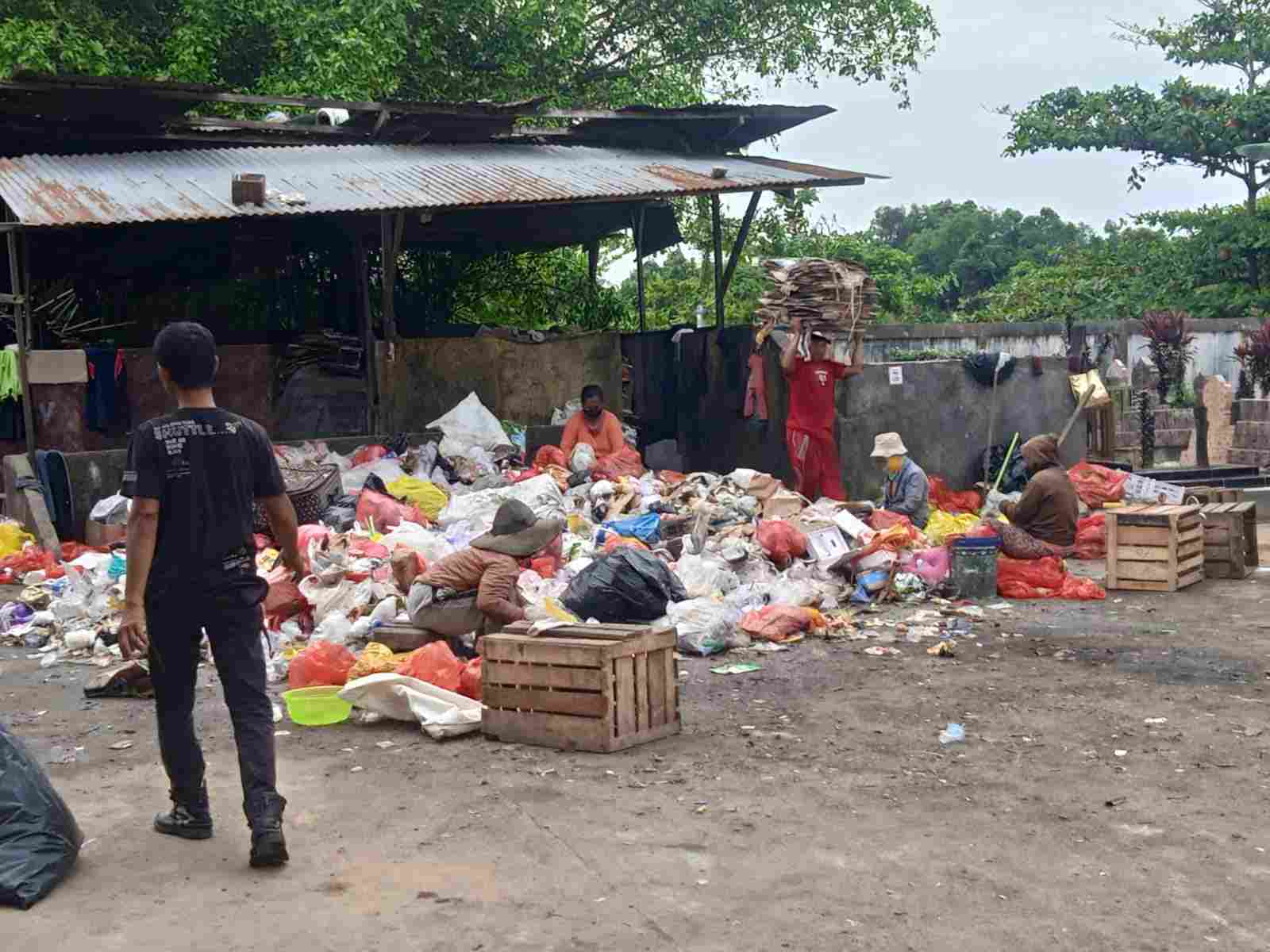 Cerita Pasutri "Scavenger" di TPS 3R Satimpo: Tidak Perlu Keliling Mencari Sampah