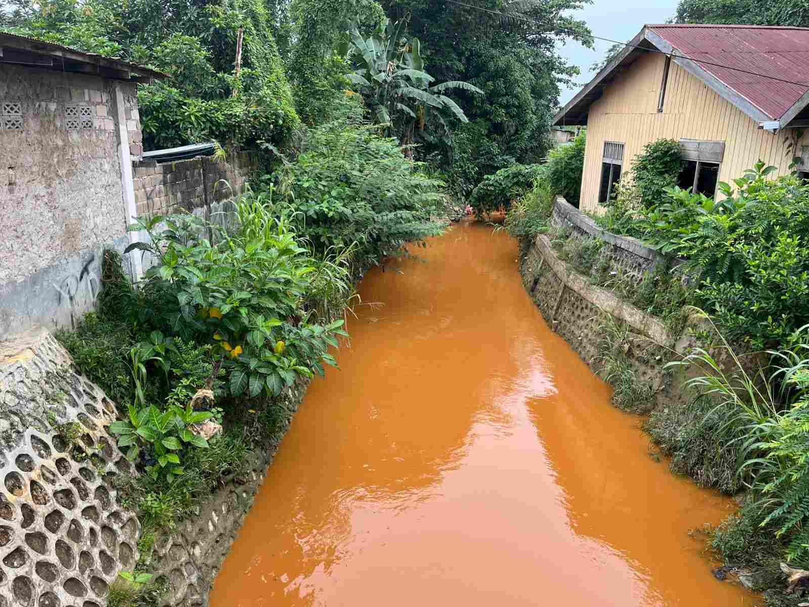 BREAKING NEWS: Sungai di Jalan Pattimura Bontang Berubah Warna