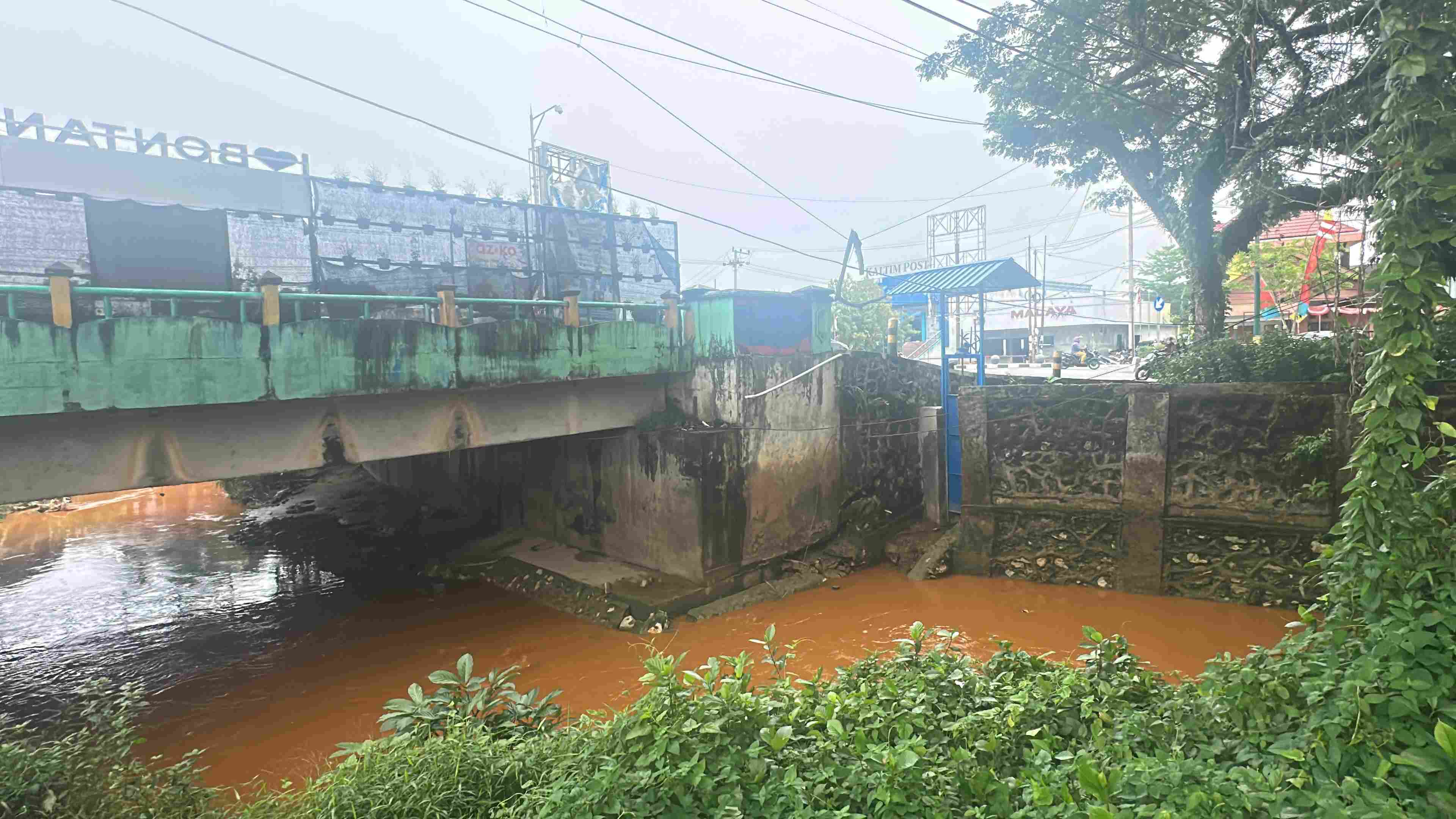 BREAKING NEWS: DLH Bontang Selidiki Berubahnya Warna Air di Aliran Anak Sungai Kelurahan Api-Api