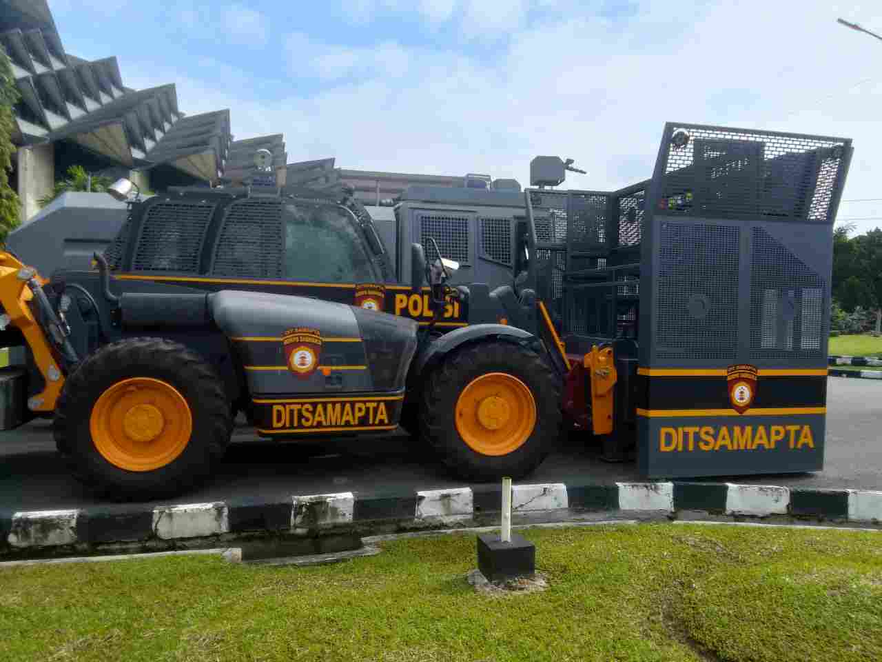 BREAKING NEWS: Puluhan Kendaraan Aparat Gabungan Terparkir di DPRD Kaltim, Ada Rantis Telehandler