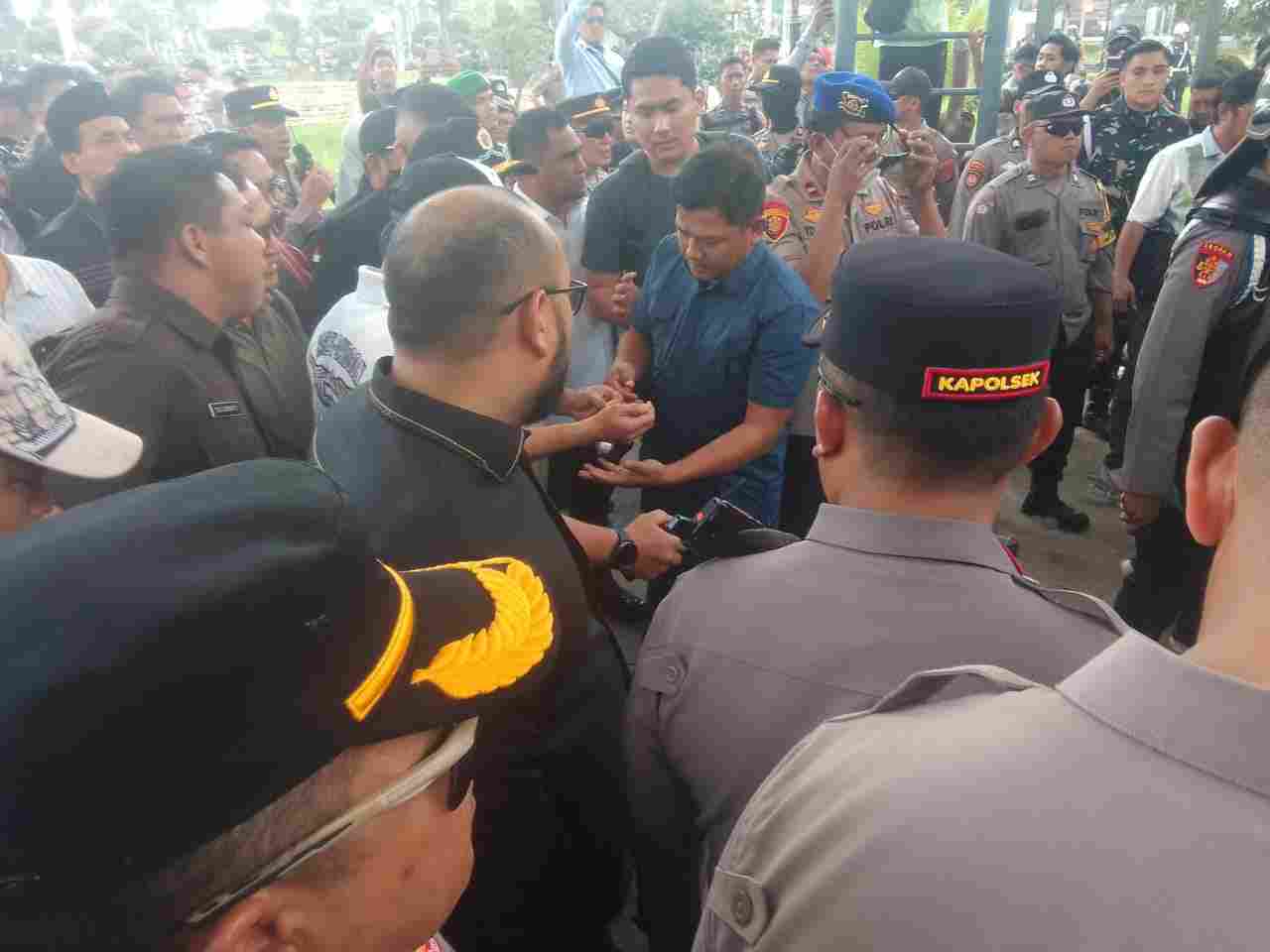 BREAKING NEWS: Dari Pelemparan Air Mineral Hingga Berdebat dengan Aparat, Massa Demonstrasi Padati Pintu Gerbang DPRD Kaltim
