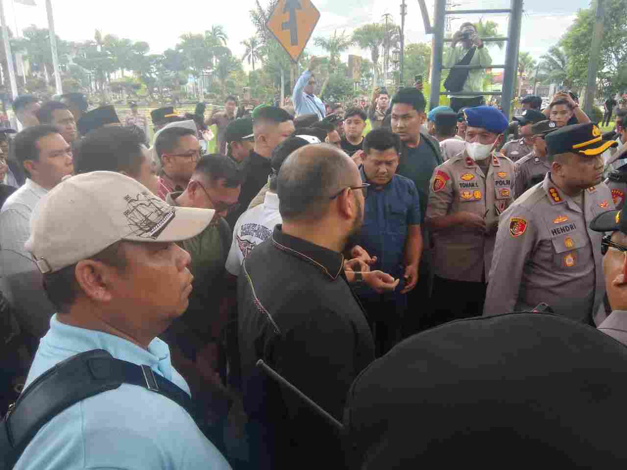 BREAKING NEWS: Ketua dan Anggota DPRD Kaltim Temui Demonstran, Diminta Tidak Berteduh dari Hujan dan Panas
