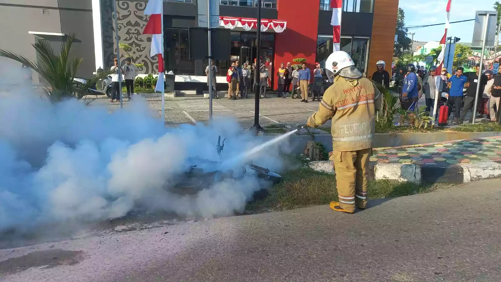 Detik-detik Motor Scoopy Terbakar di Jalan Imam Bonjol, Diduga Bensin Bocor dan Korsleting Kabel