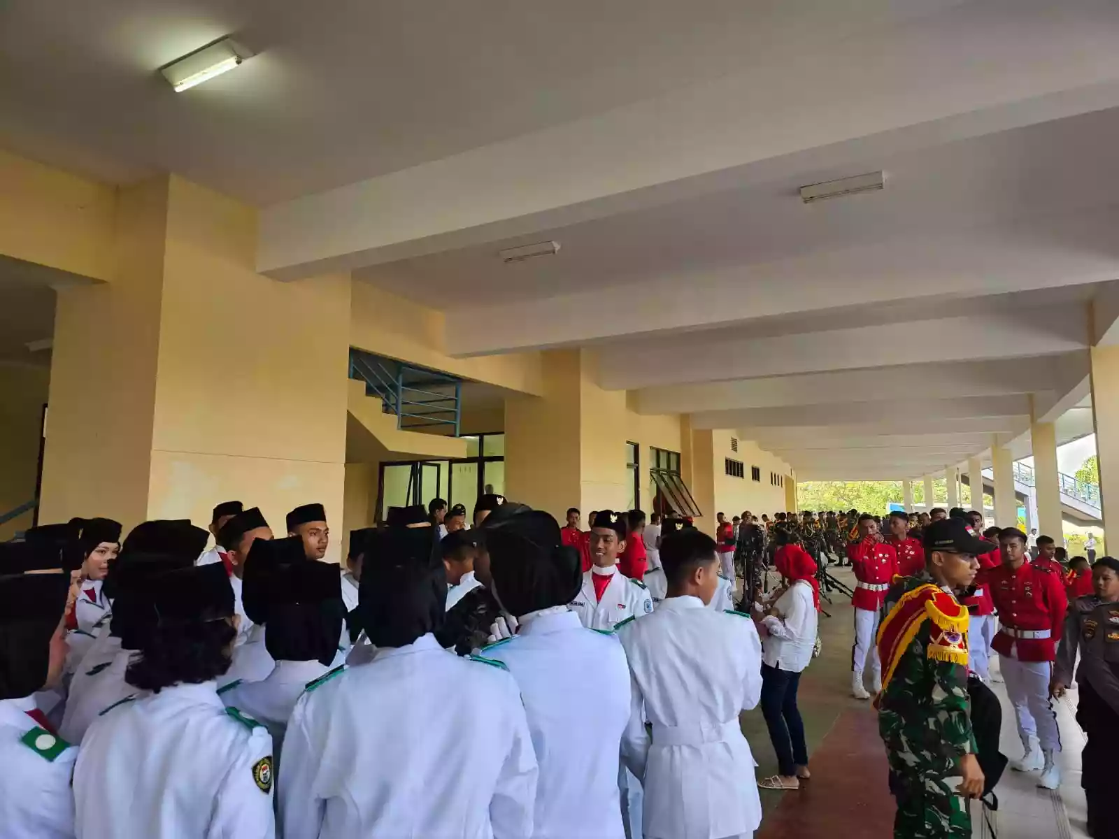 Peserta Upacara Peringatan HUT RI ke-79 Mulai Padati Area Stadion Taman Prestasi Bontang