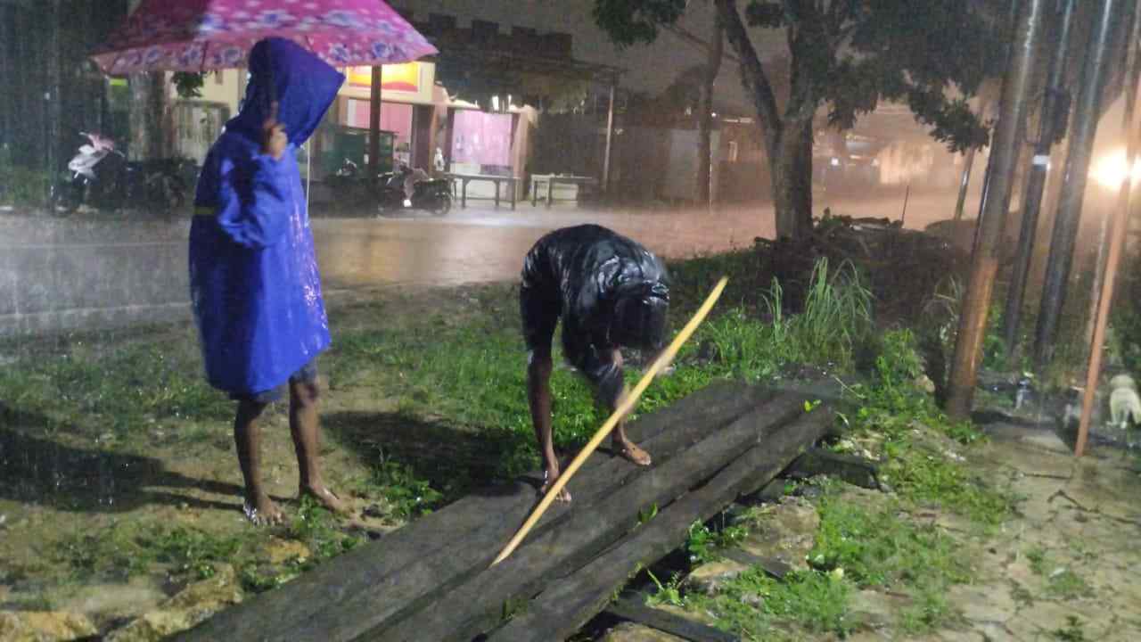 Hujan Deras Guyur Bontang, Dua Pemuda Gunung Telihan Rela Basah Kuyup Demi Atasi Banjir