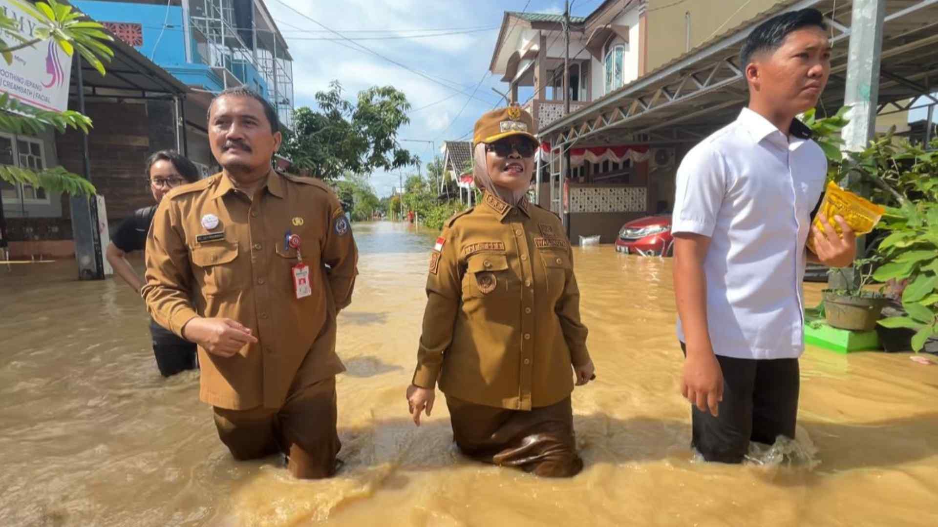 Jalan Kaki, Walikota Bontang lewati Banjir saat Tinjau Bontang Permai