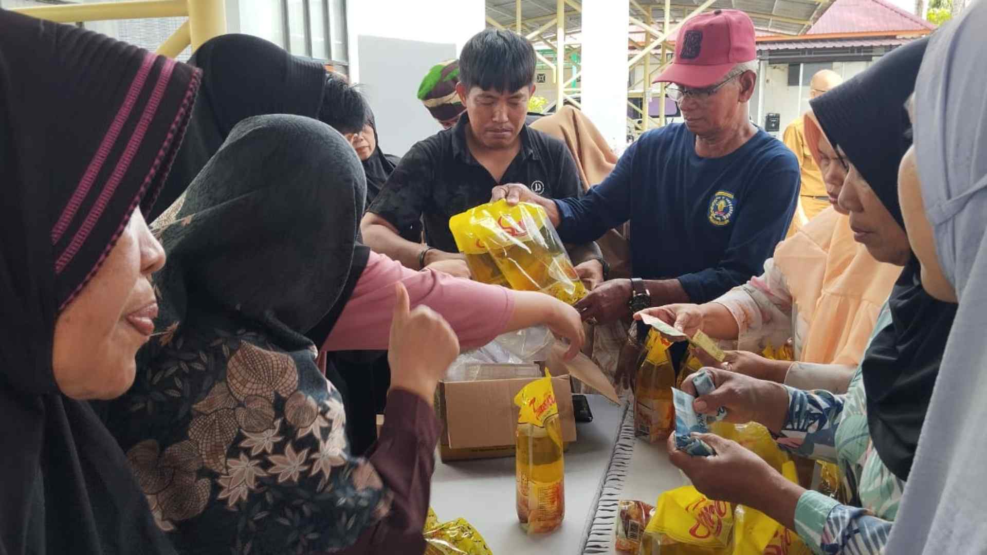 Pemkot Bontang Guyur Warga Tanjung Laut Indah Sembako Murah