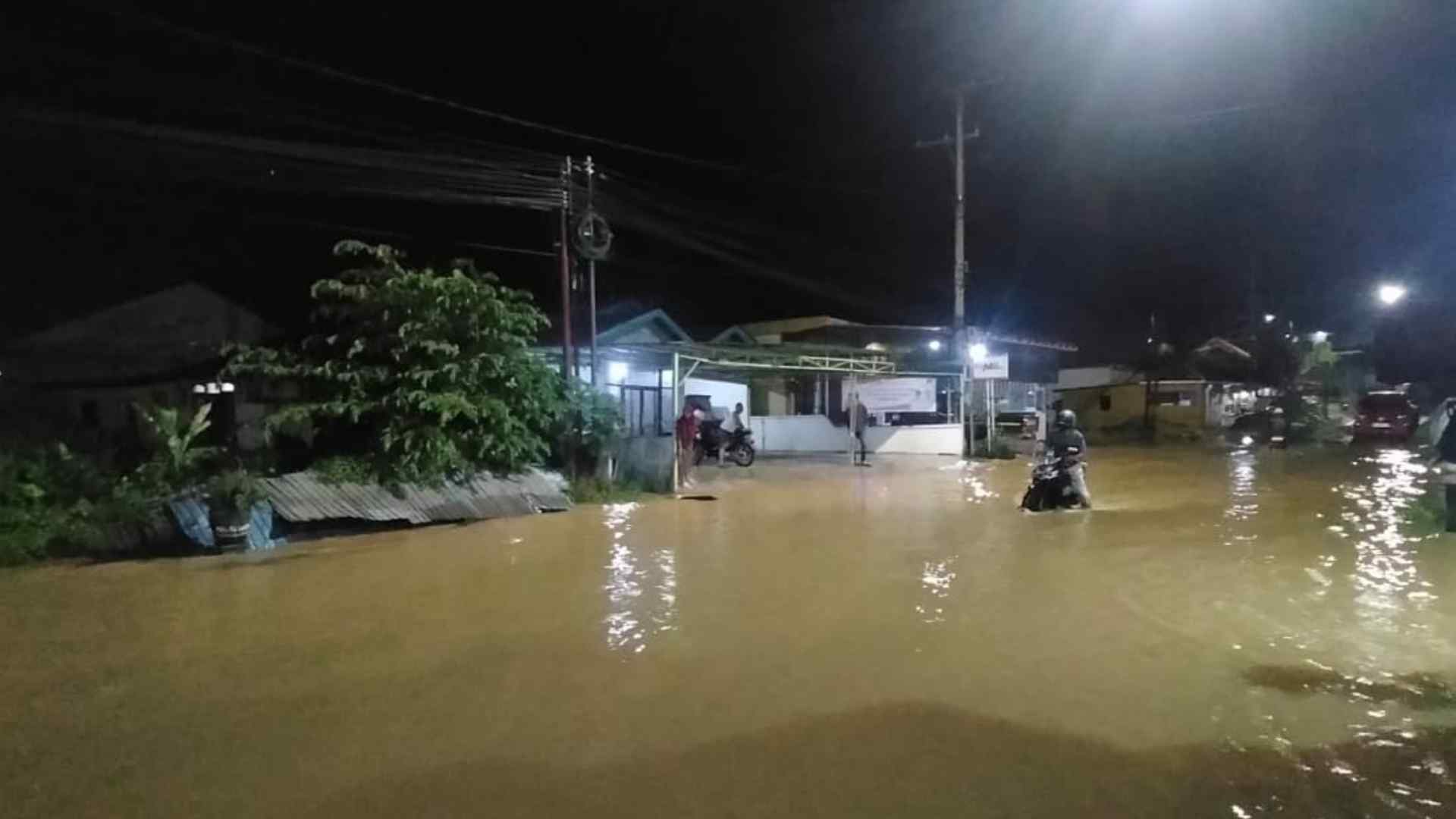 Air Masih Menggenang di Bontang, Perabotan Milik Warga Terancam Rusak