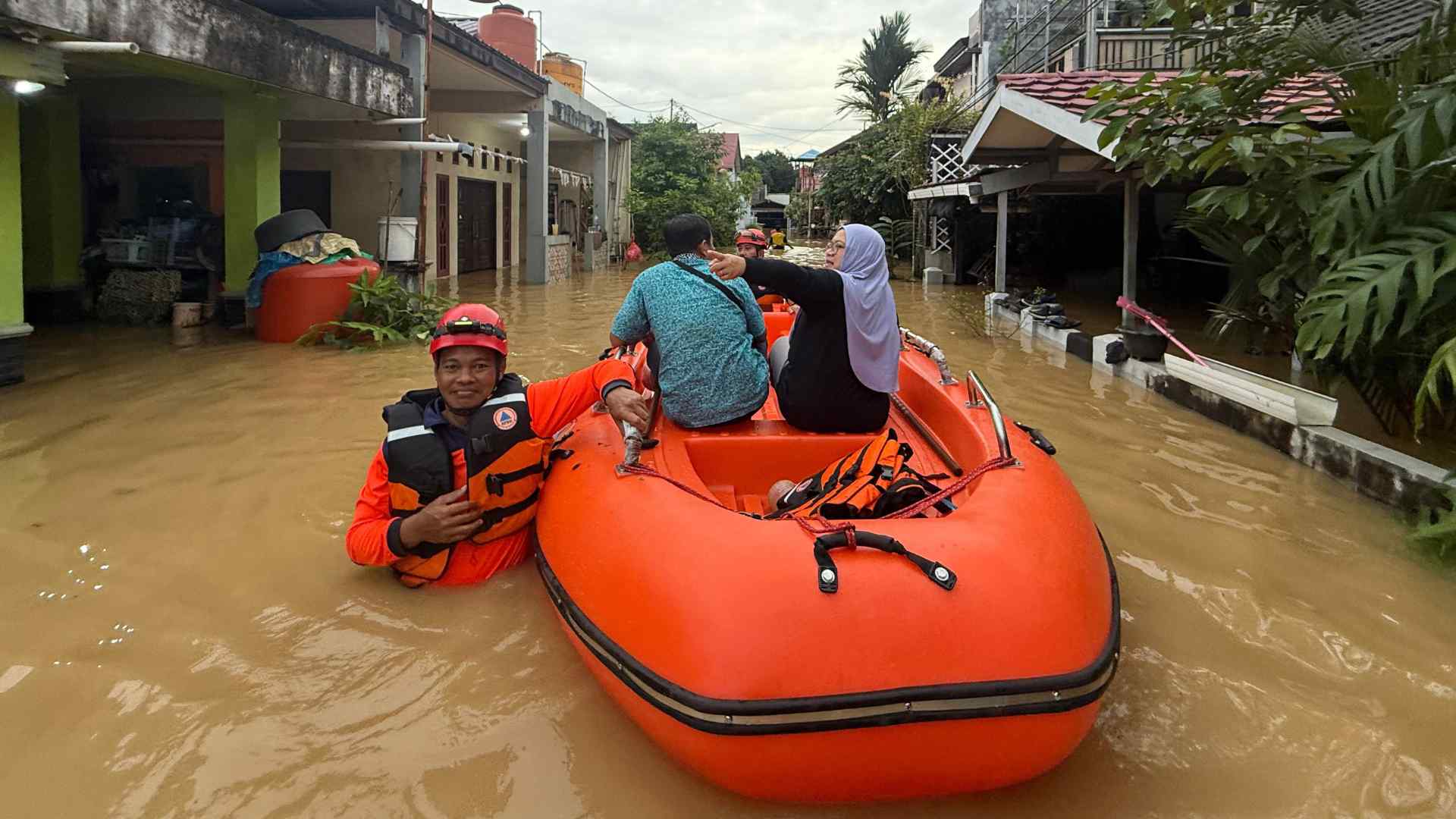 BPBD Bontang Evakuasi Lansia dan Warga Sakit di Perumahan Bontang Permai