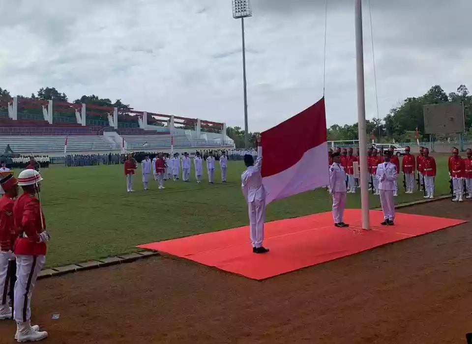 Sukses! Bendera Merah Putih Berhasil Dikibarkan di Stadion Bontang Lestari Memperingati HUT RI-ke79