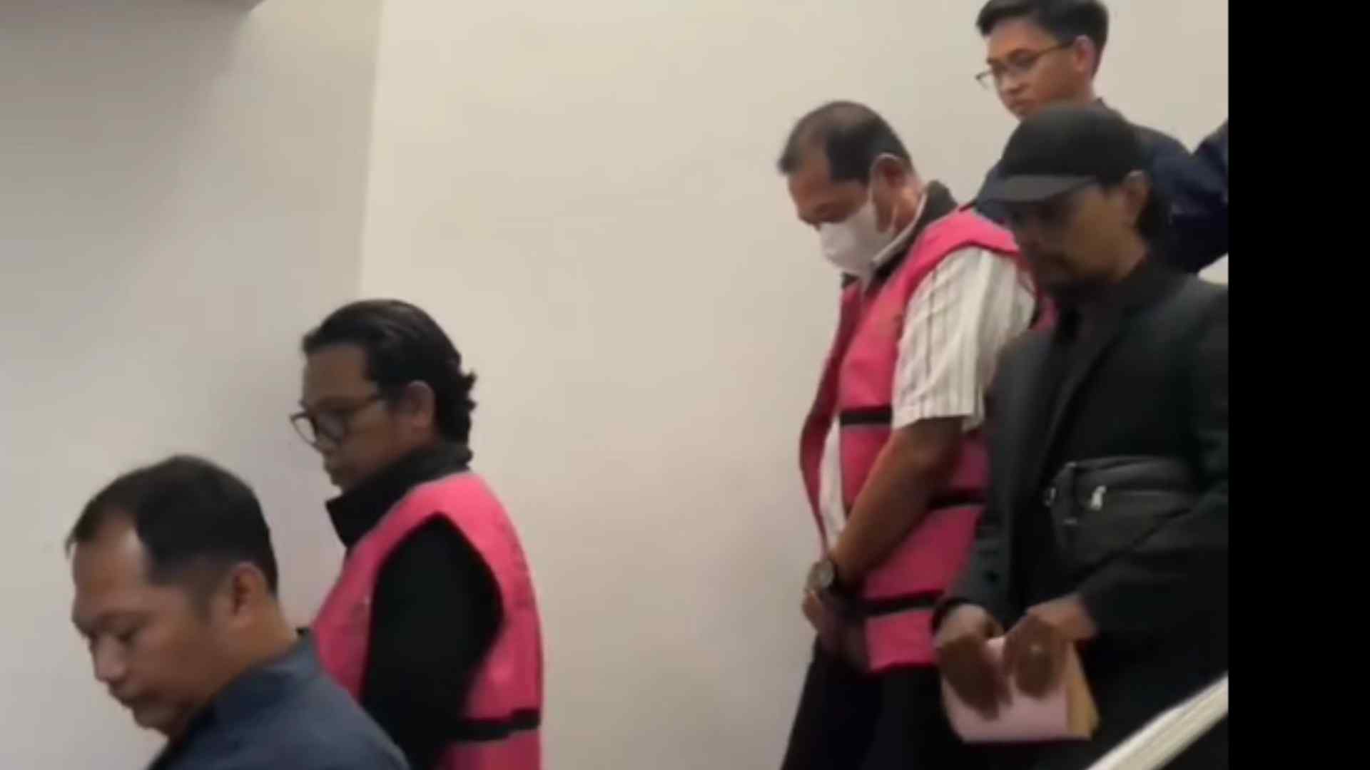 Pakai Rompi Tahanan Nomor 1 dan 2, Mantan Ketua DBON Kaltim dan Kepala Dispora Jadi Tersangka