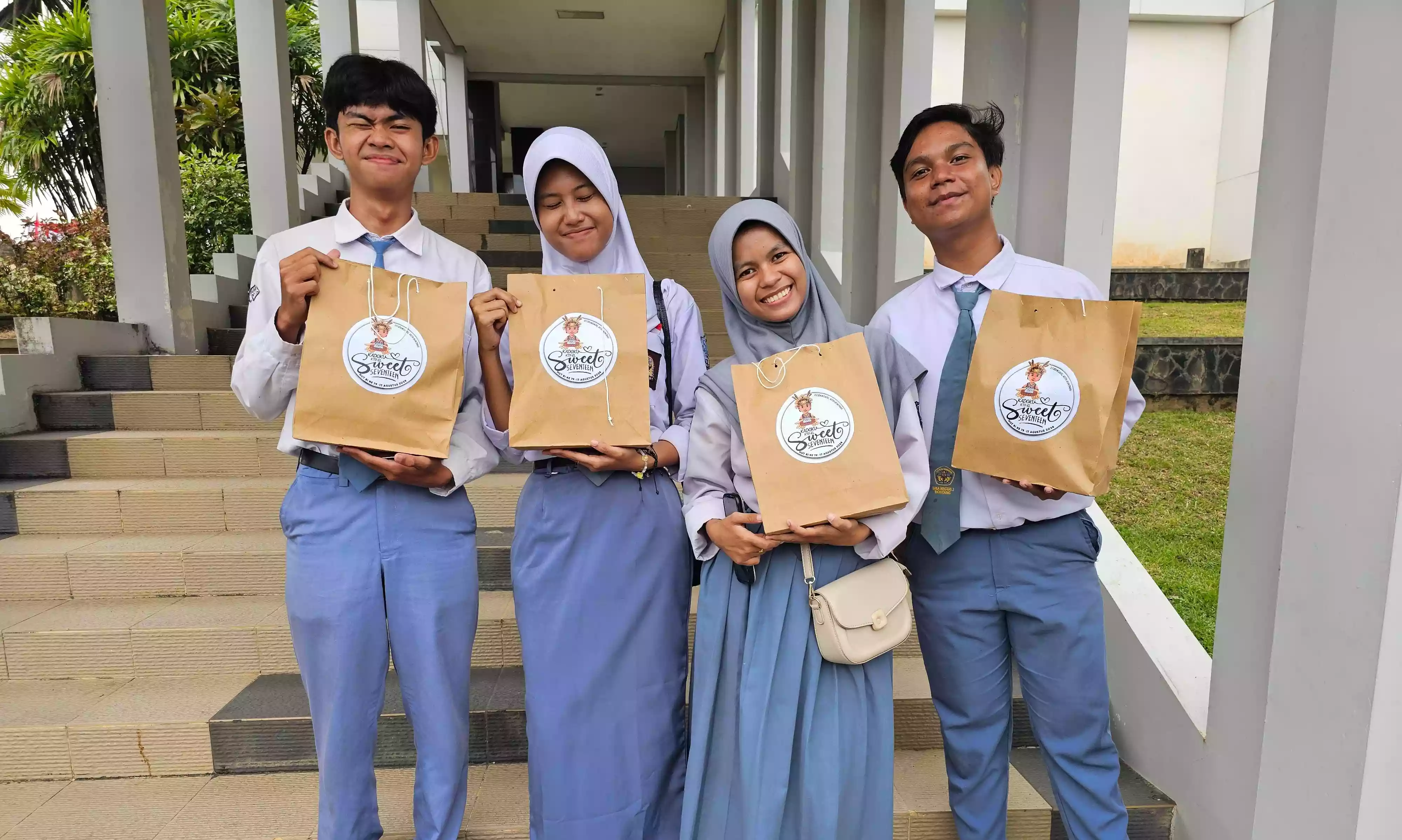 Berusia 17 Tahun saat Kemerdekaan, 4 orang Siswa Terima KTP dan Bingkisan dari Pemkot Bontang