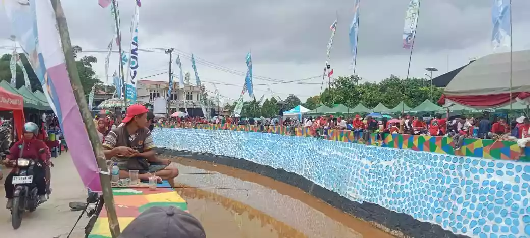 Seru!! Warga Mancing 300 Kilogram Lele di Sungai Jembatan Baru Pesta Rakyat Gunung Elai