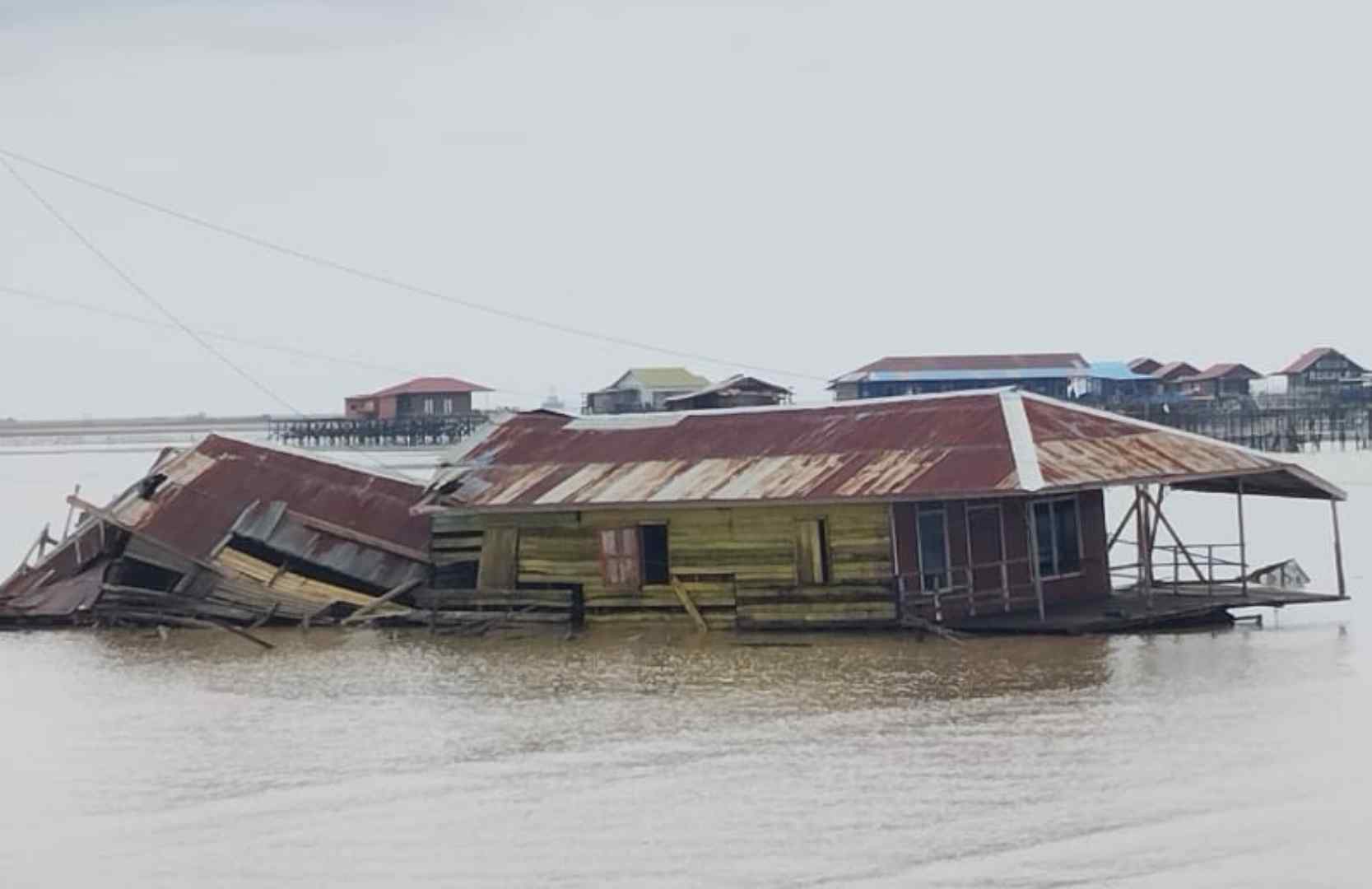 Rumah Roboh di Atas Laut Itu Ternyata Bukan Milik Warga Bontang Kuala