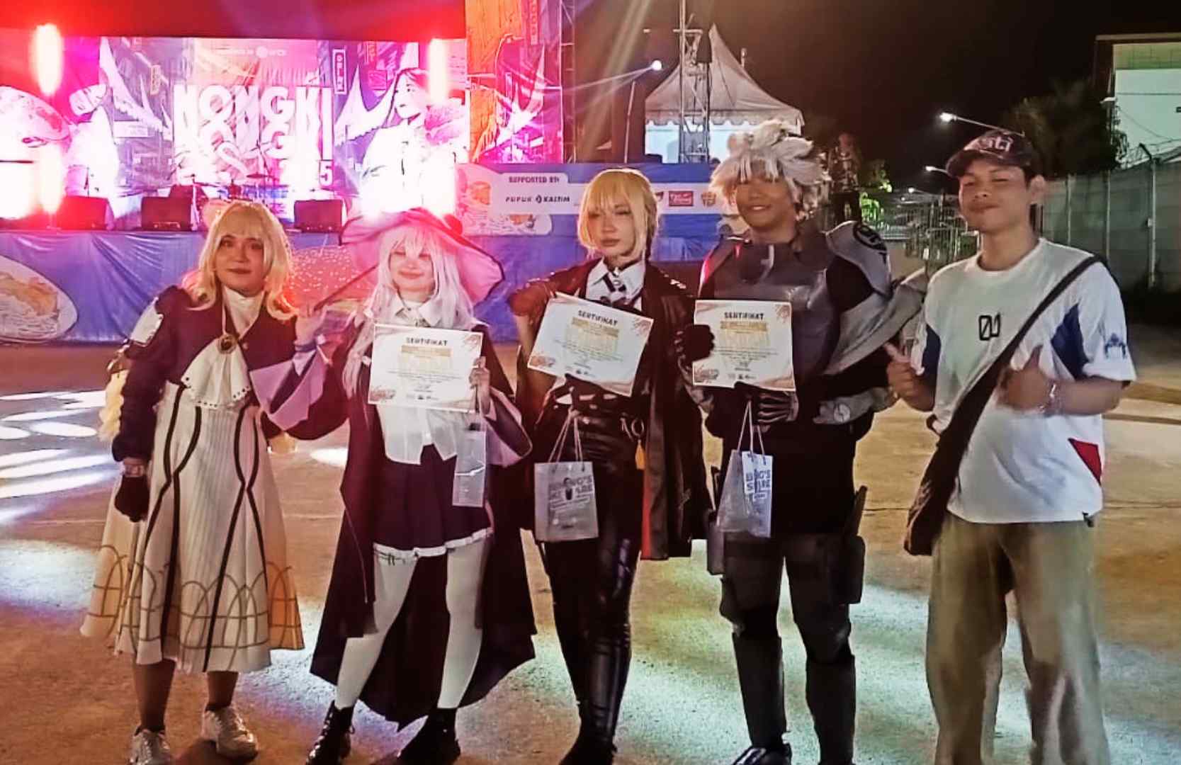 Dari Gen Narumi sampai Elaina, Cosplayer Bontang Unjuk Gigi di Nongki-Nongki