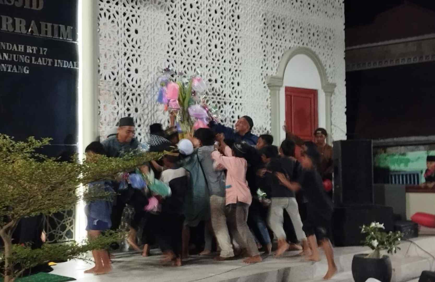 Di Balik Tradisi Berebut Telur Hias di Masjid Baiturrahim Bontang