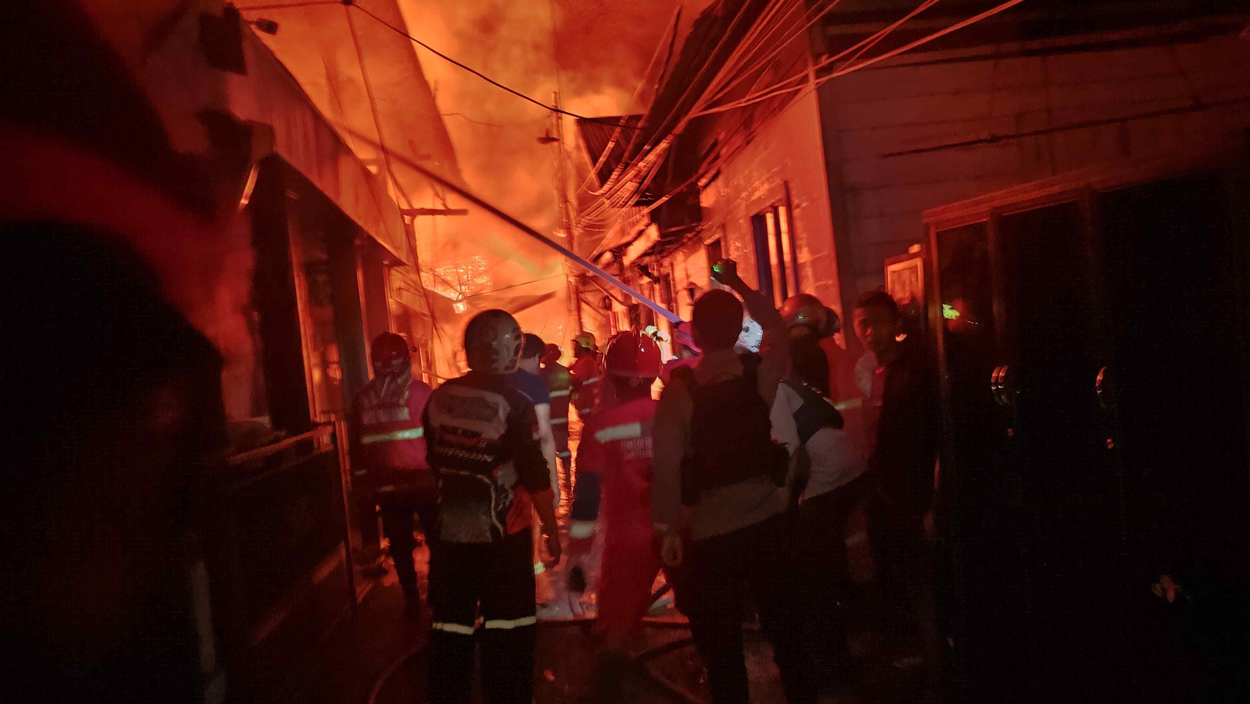 Pagi Buta, Api Hanguskan 20 Hunian Warga di Jalan Diponegoro Samarinda