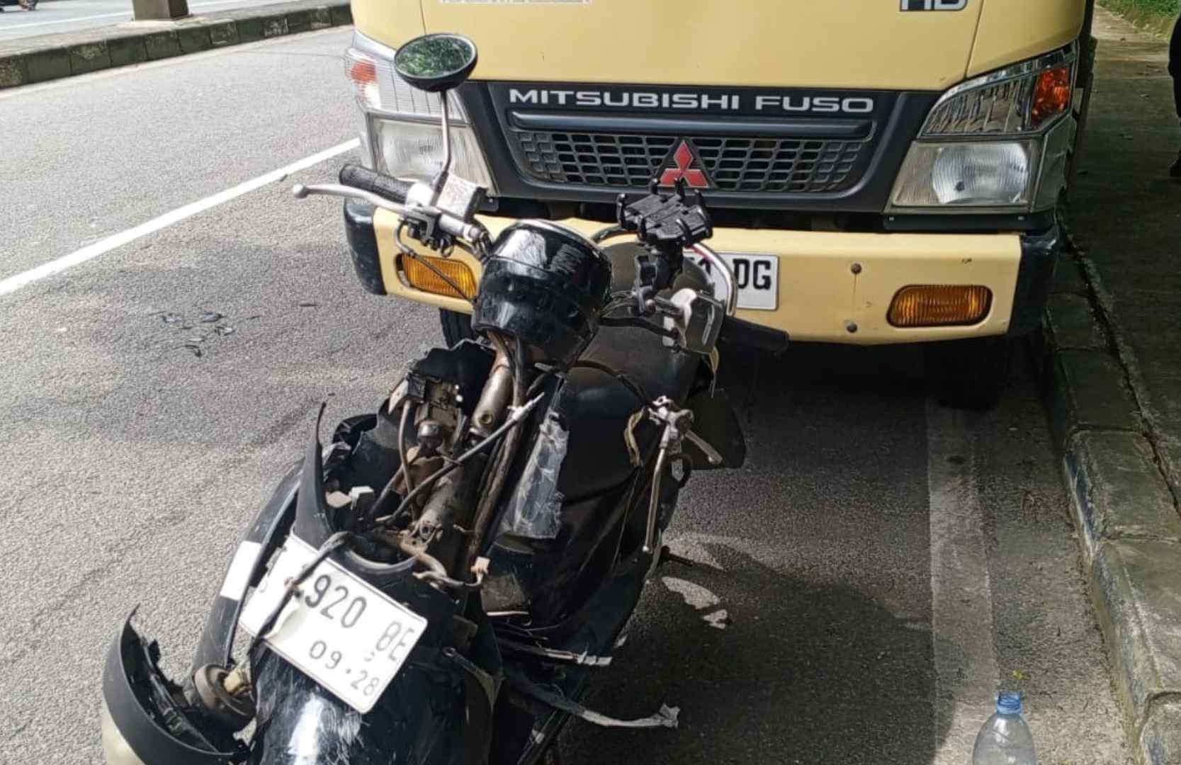 Brak! Driver Ojol Bontang Tabrak Truk Fuso di Jalan Pupuk Raya