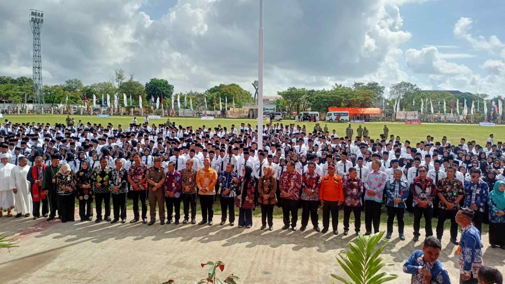 Di Stadion Besai Berinta, Walikota Bontang Lantik 1.424 Honorer Jadi PPPK Paruh Waktu