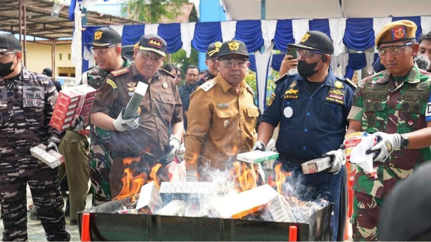 Di Bontang, 97.000 Batang Rokok Ilegal dan 148,18 Liter Minuman Beralkohol Dimusnahkan