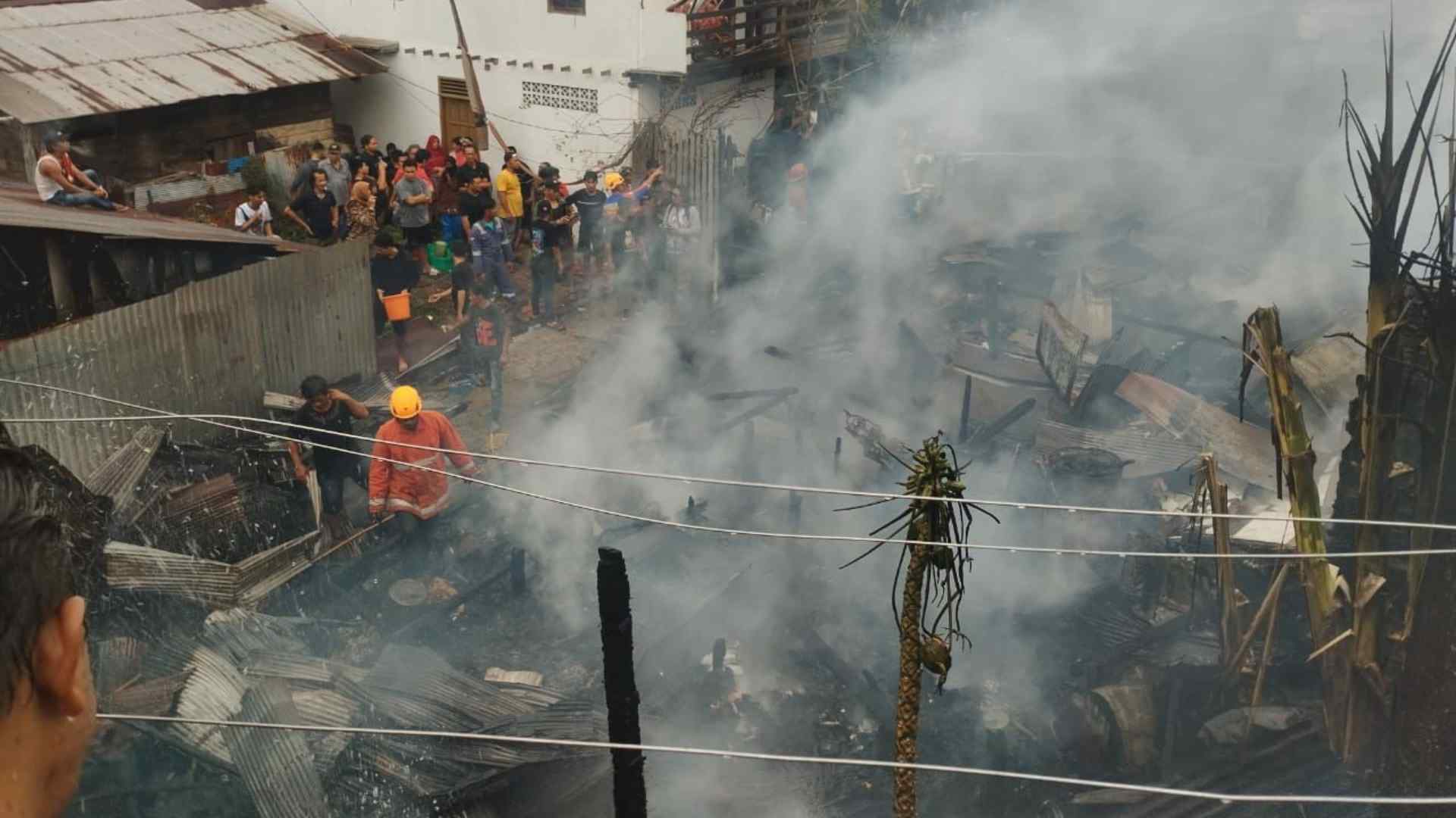 Kebakaran Hanguskan Enam Rumah di Baru Ilir Balikpapan, Brimob Polda Kaltim Turun Tangan