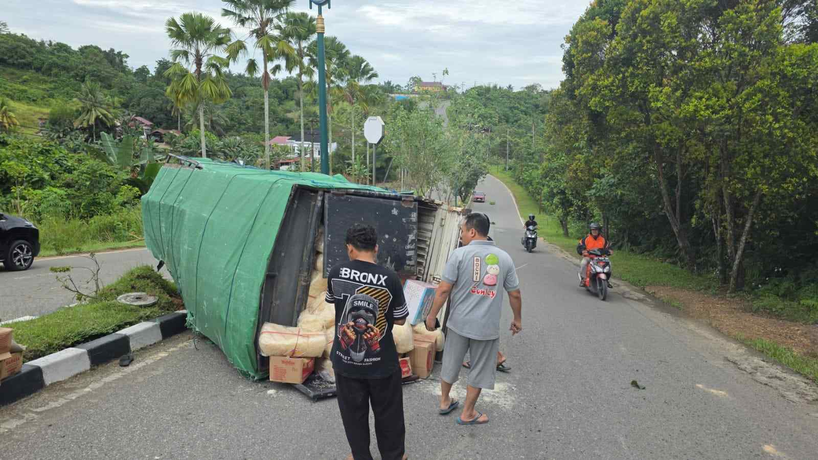 BREAKING NEWS: Truk Terbalik di Tanjakan RSUD Bontang, Dua Ban Kiri Pecah