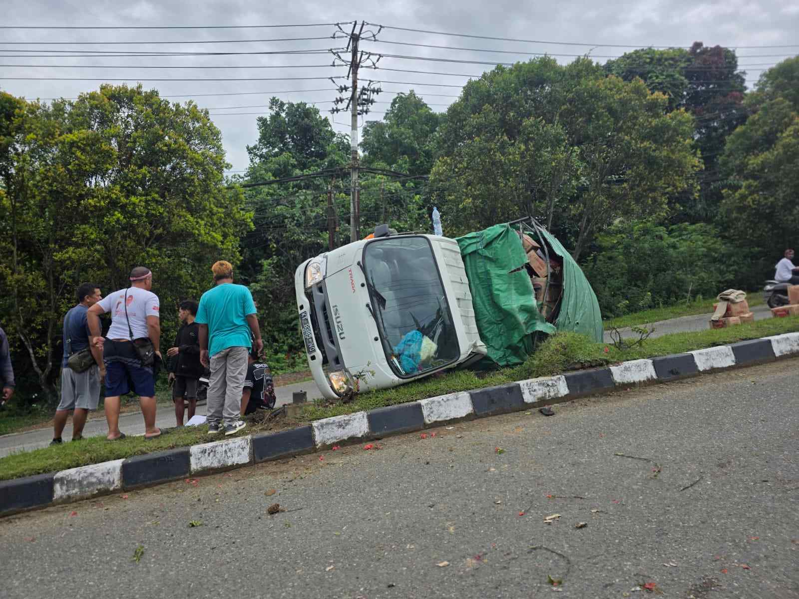 Detik-Detik Pickup Sembako dari Sangatta Itu Terbalik di Bontang