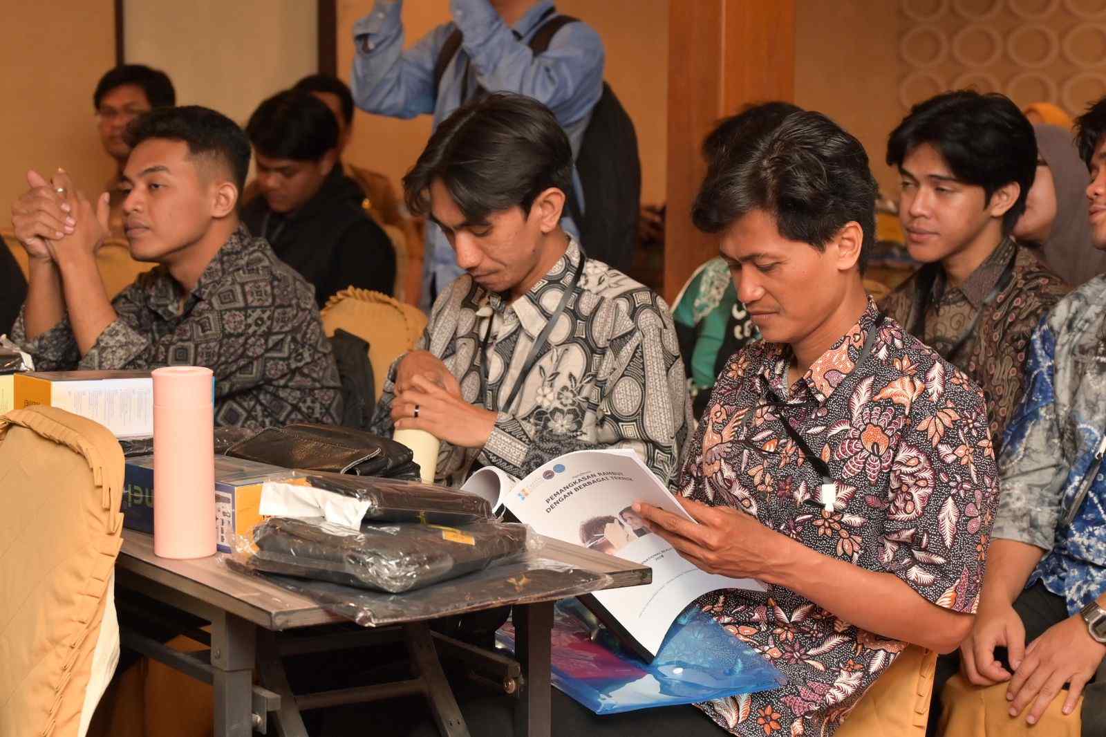 Tiga Hari, Pengusaha Barbershop di Bontang Ikut Sertifikasi