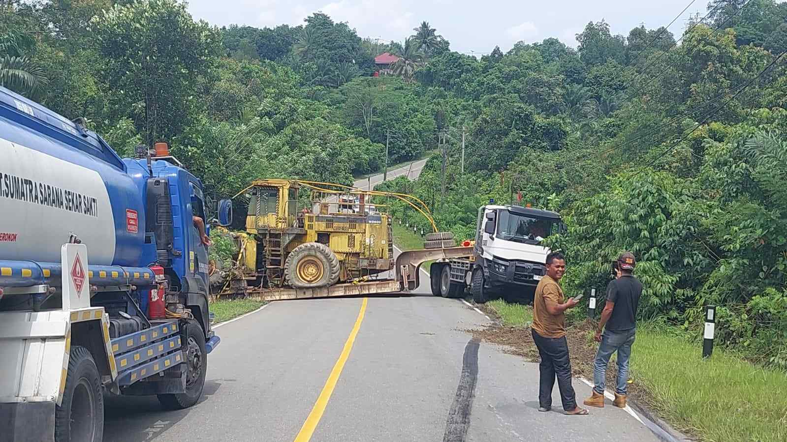 BREAKING NEWS: Truk Tronton Melintang, Jalan Poros Bontang-Samarinda di Marangkayu Lumpuh Total