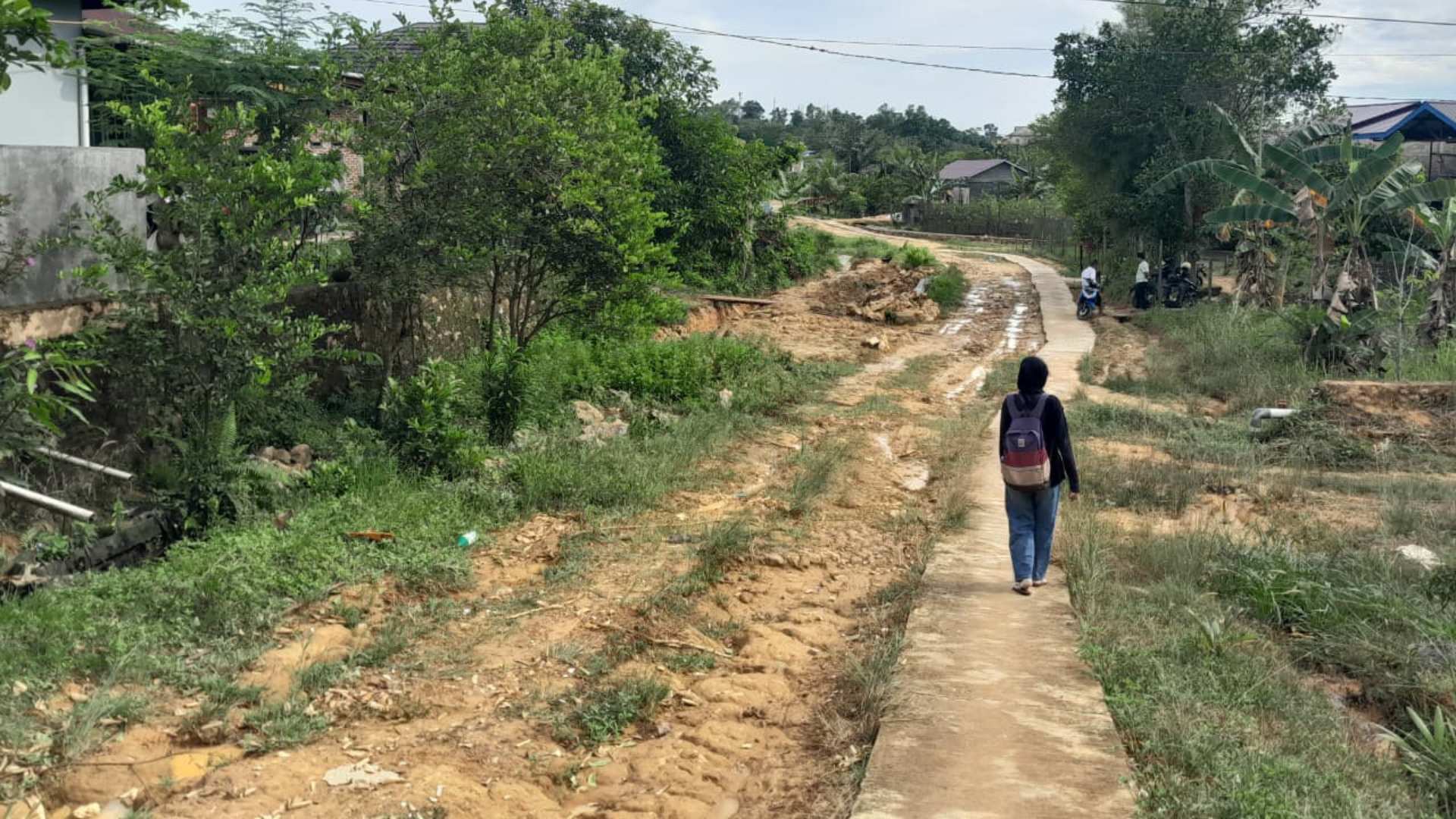 Lelah Menunggu Janji, Warga Kampung Masdarling Bontang Benahi Jalan Sendiri