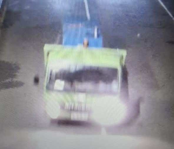 Terekam CCTV, Ini Penampakan Truk Towing yang Kabur Usai Lindas Dua Perempuan di Bontang