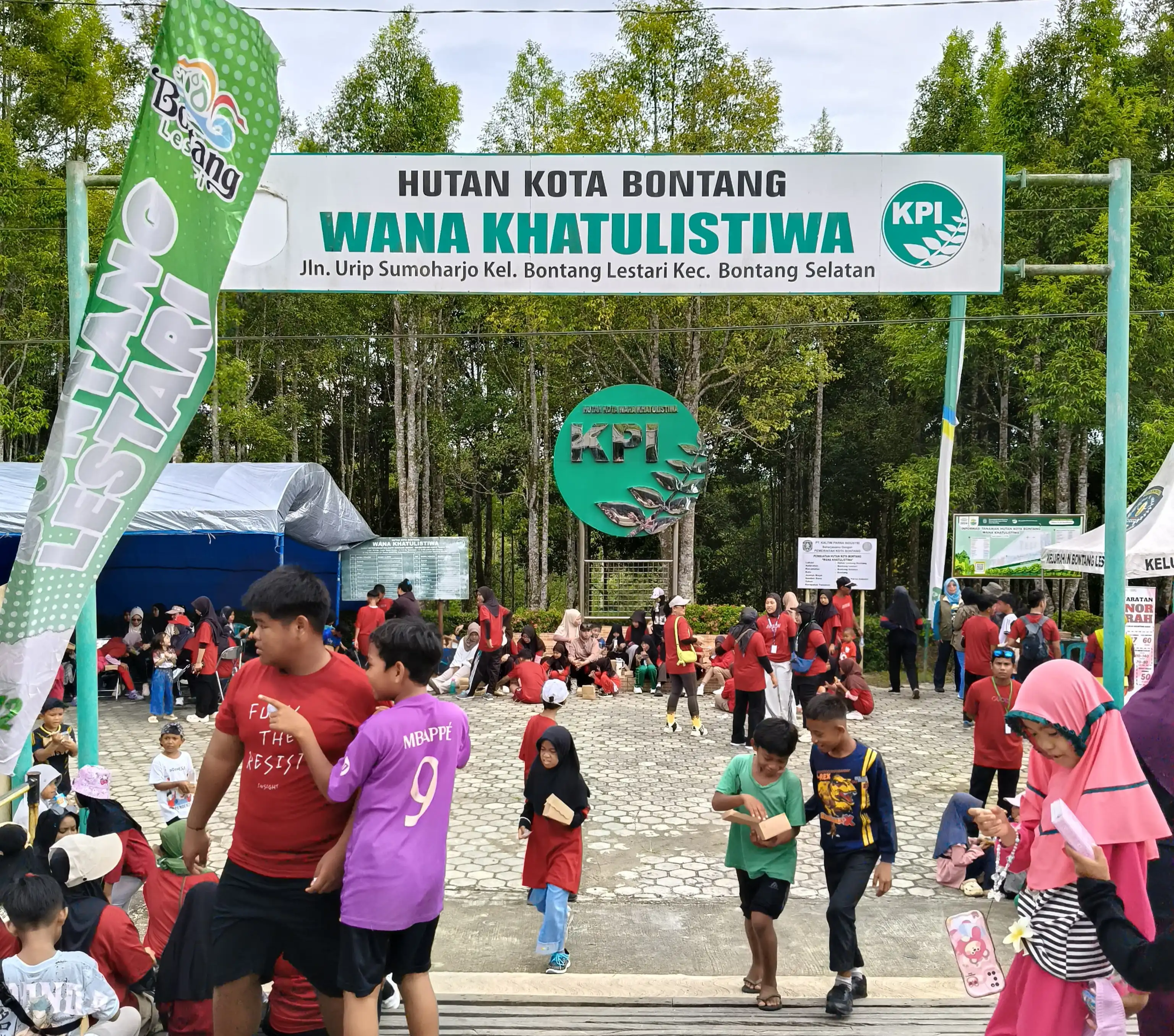 Jalan Sehat RT 12 Segendis di Hutan Wana Khatulistiwa, PT KPI Fasilitasi Ruang Hijau dan Edukasi Lingkungan