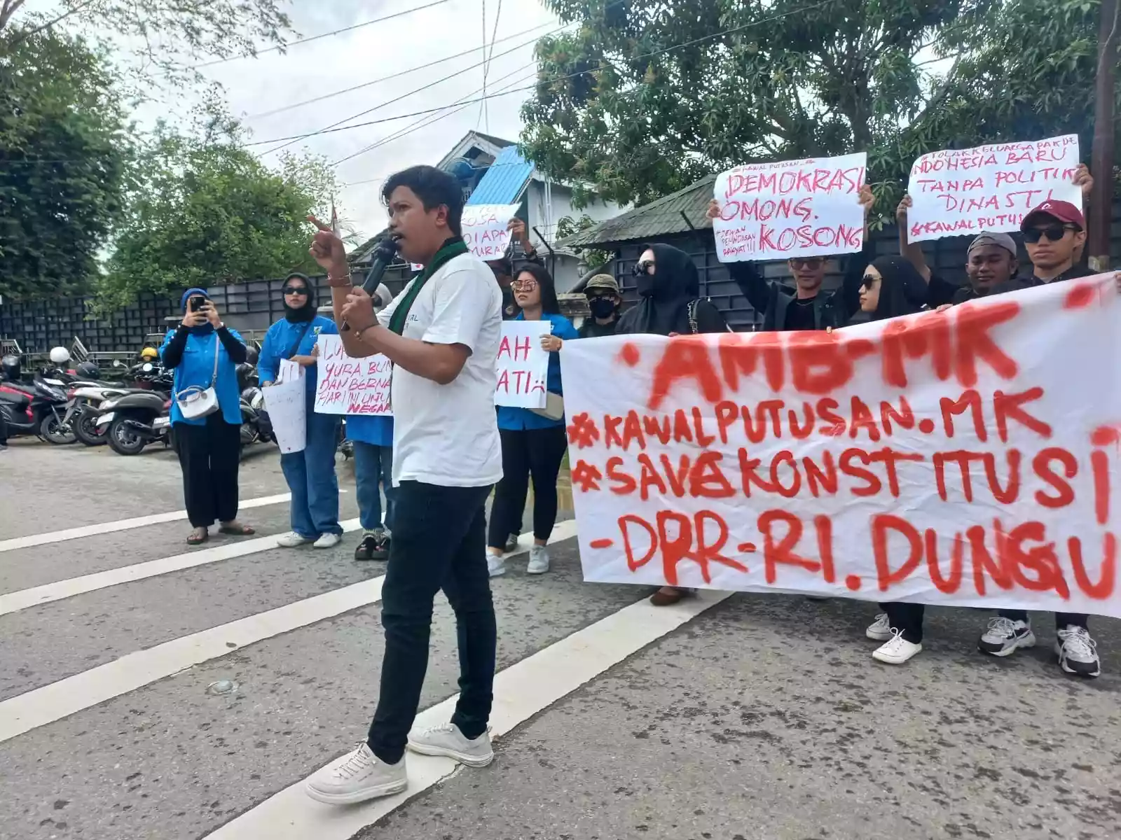 Kawal Putusan MK, Massa Aksi Depan Kantor KPU Bontang Sebut DPR Dungu, Bakar Ban Depan Ramayana