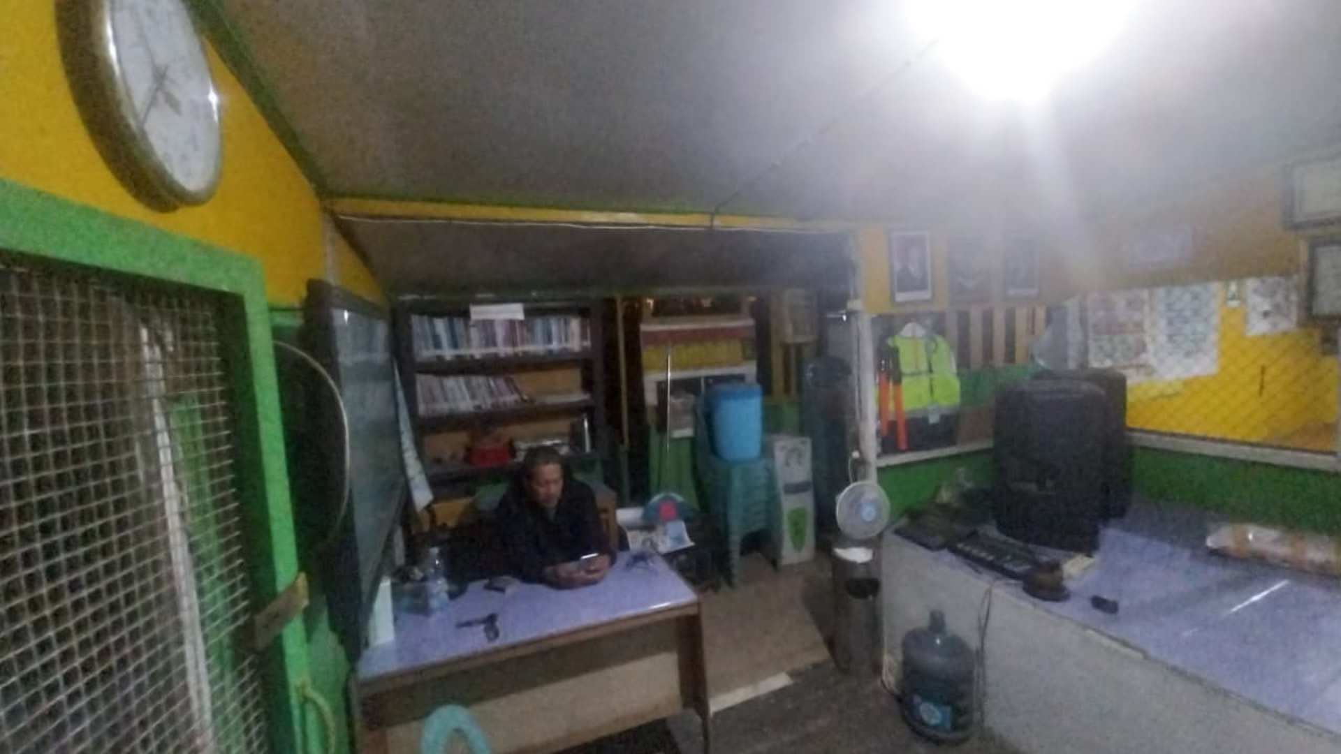 Di Pos Kamling Bontang Ini Ada Perpustakaan dan Wifi