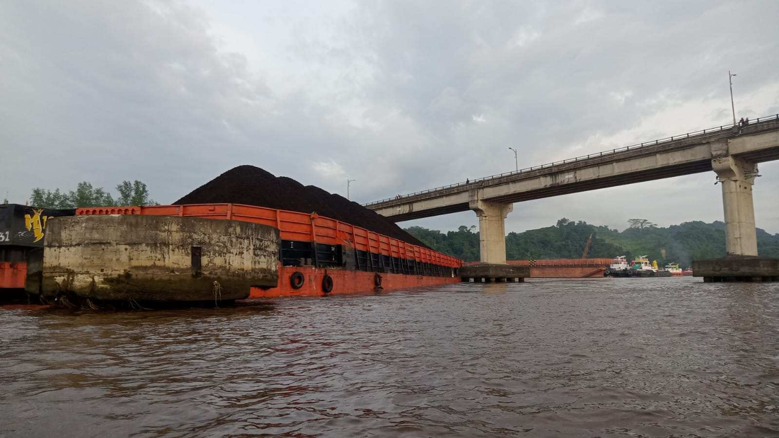 BREAKING NEWS: Astaga! Jembatan Mahulu di Samarinda Ditabrak Lagi